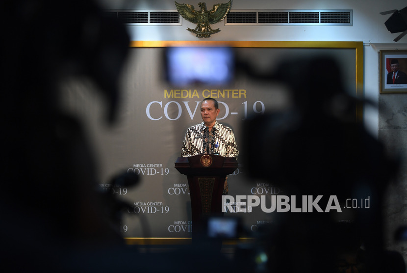Dirjen Imigrasi Jhoni Ginting memberikan keterangan terkait penanganan virus corona atau COVID-19 di Kantor Presiden Jakarta, Kamis (12/3/2020).