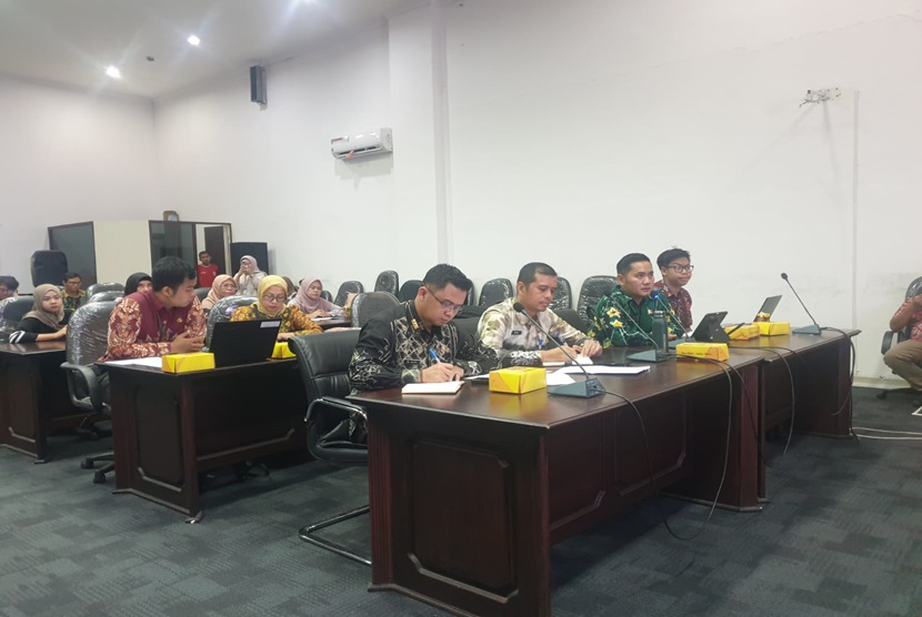 Plh Kepala Dinas Penanaman Modal dan Pelayanan Terpadu Satu Pintu Kalimantan Selatan Fitridani (kedua kiri) dalam audensi monitoring dan evaluasi terhadap Surat Edaran Bersama tentang Percepatan Perizinan Berusaha Pertashop di berbagai daerah