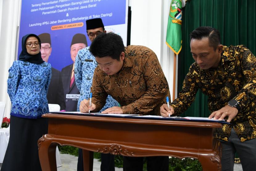 Plh. Sekretaris Daerah Provinsi Jawa Barat Daud Achmad saat Naskah Perjanjian Kerja sama dengan CEO PT.  Brilliant Ecommerce Berjaya Rizal Paramarta terkait pemanfaatan mbizmarket.co.id sebagai platform e-marketplace untuk belanja atau pengadaan barang/jasa di lingkungan Pemda Provinsi Jabar di Aula Barat Gedung Sate, Kota Bandung