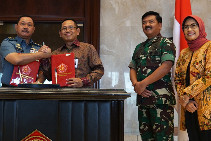 PLN dan TNI menandatangani nota kesepahaman (MoU) tentang pengamanan dan pemeliharaan keandalan sistem ketenagalistrikan di Markas Besar TNI, Cilangkap, Jakarta Timur, Senin (10/9)..