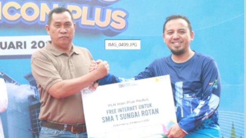 PLN Icon Plus menyalurkan bantuan kepada 10 sekolah dan masyarakat sekitar Kompleks Regional Sumatera Selatan (Sumsel). 
