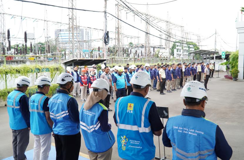 PLN Icon Plus regional Jakarta dan Banten berkomitmen melaksanaan penataan jaringan kabel fiber optik di wilayah kerjanya. 