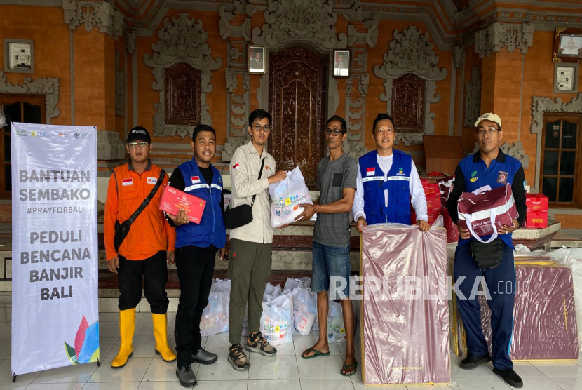 PLN Indonesia Power dan PLN Peduli bersama Kementerian Lingkungan Hidup (KLH) berkolaborasi dengan Rumah Zakat menyalurkan 300 paket sembako bagi warga terdampak banjir di Denpasar, Bali.