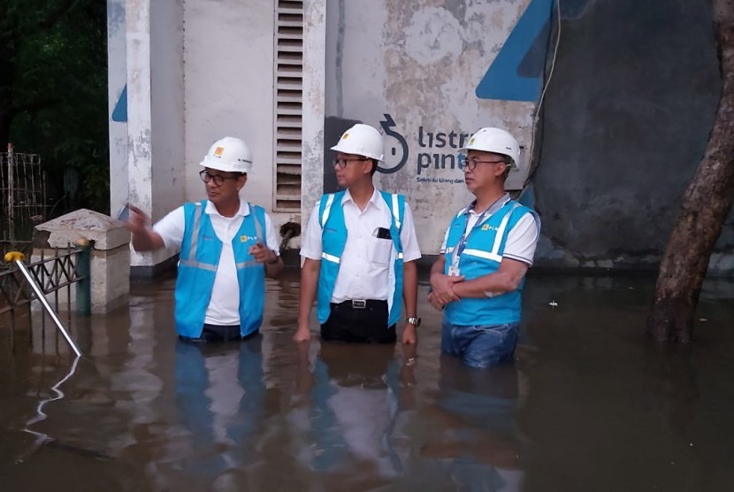 PLN melakukan inspeksi langsung kondisi gardu dan kabel di sekitar daerah terdampak banjir.