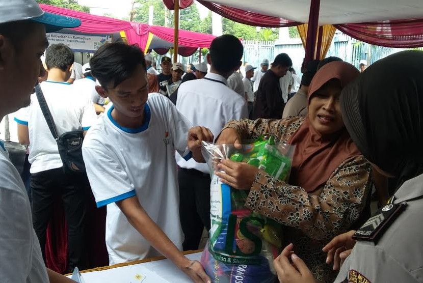 PLN membagikan 35 ribu paket sembako.