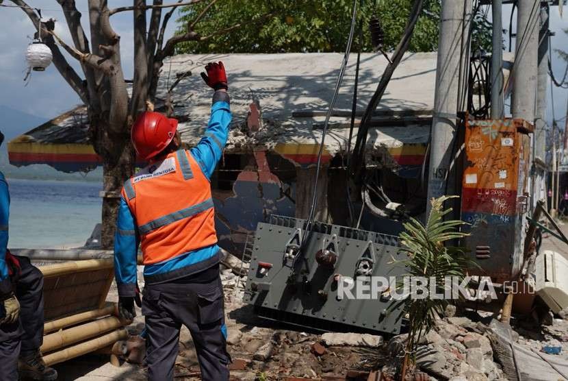 PLN memperbaiki infrastruktur kelistrikan yang sempat terganggu pascagempa di Gili Trawangan, Gili Air, dan Gili Meno, Kabupaten Lombok Utara, NTB, Sabtu (11/8).