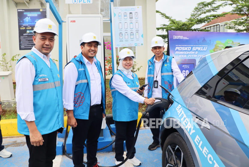 PLN memprediksi animo pemudik kendaraan listrik (EV) pada Idul Fitri 1446 H ini meningkat, maka PLN mengantisipasinya dengan menyediakan 1.000 unit SPKLU di jalur mudik Trans Jawa-Sumatra.