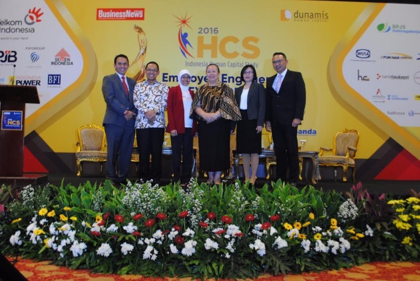 PLN meraih dua penghargaan dari Indonesia Capital Human Study (IHCS) 2016.