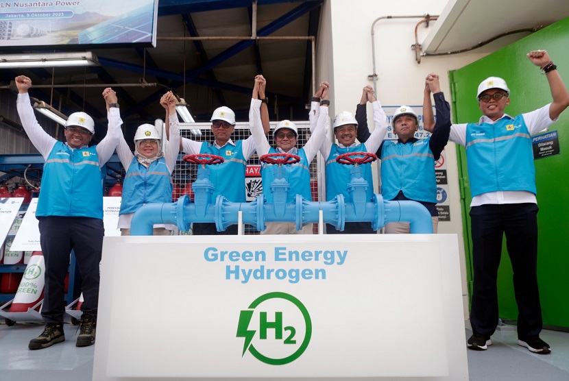 PLN meresmikan Green Hydrogen Plant pertama di Indonesia yang berlokasi di kawasan Pembangkit Listrik Tenaga Gas Uap (PLTGU) Muara Karang, Pluit, Jakarta, Senin (9/10). Dari kiri ke kanan: Direktur Perencanaan Korporat dan Pengembangan Bisnis PLN, Hartanto Wibowo; Direktur Aneka EBT Kementerian ESDM, Andirah Feby Misna; Direktur Utama PLN, Darmawan Prasodjo; Direktur Jenderal Energi Baru Terbarukan dan Konservasi Energi Kementerian ESDM, Yudo Dwinanda Priaadi; Direktur Utama PLN Nusantara Power, Ruly Firmansyah; Direktur Konservasi Energi Kementerian ESDM, Gigih Udi Atmo; Direktur Transmisi dan Perencanaan Sistem, Evy Haryadi.