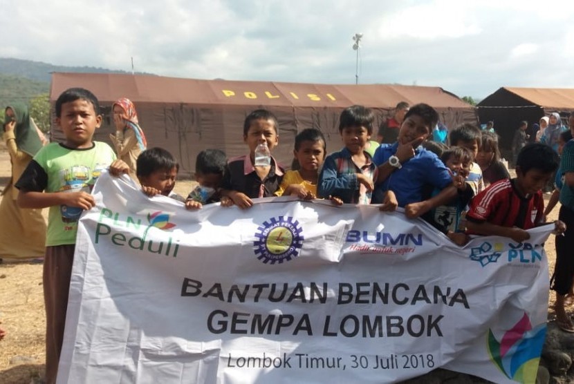 PLN NTB mendistribusikan bantuan di sejumlah wilayah terdampak gempa di Lombok Timur dan Lombok Utara pada Selasa (31/7) kemarin.