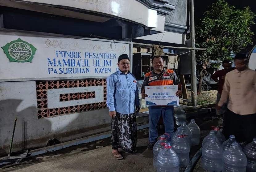 PLN Nusantara Power UP Cirata bekerja sama dengan Rumah Zakat untuk memberikan bantuan air bersih kepada beberapa pesantren dan warga terdampak kekeringan di desa Pasuruhan. 