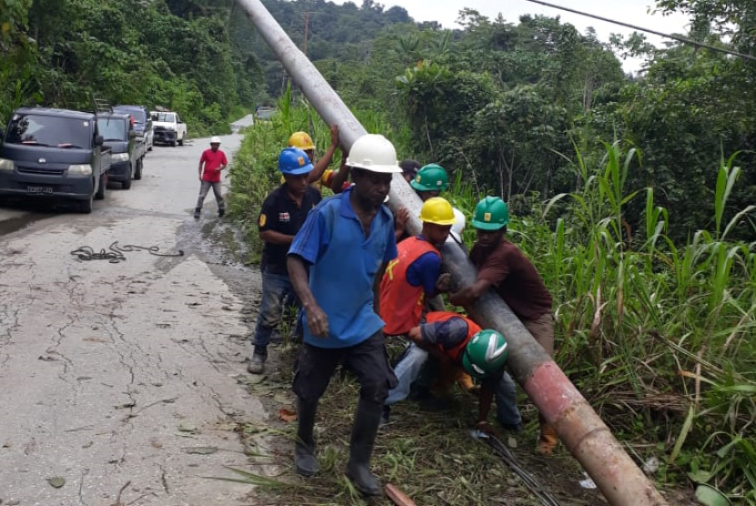 PLN Pascabanjir Sentani. PLN terus melakukan pemulihan gardu listrik pascabencana banjir bandang di Sentani, Papua.