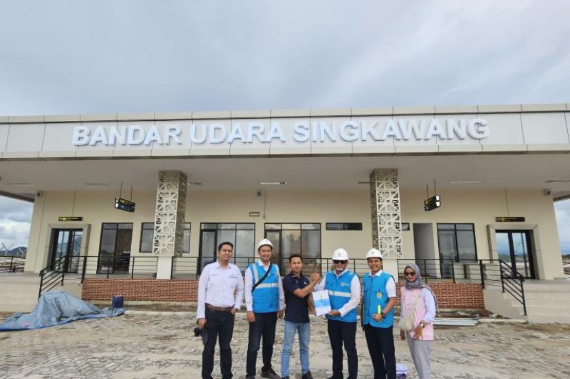 Operasional Bandara Udara Kota Singkawang. Menteri Perhubungan Budi Karya Sumadi mengecek progres pembangunan Bandara Singkawang di Kelurahan Pangmilang, Kota Singkawang, Kalimantan Barat, Ahad (28/1)