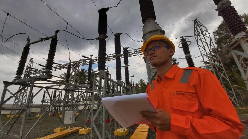 PLN Pastikan pasokan listrik jelang Hari Raya Idul Fitri 1441 H aman. PLN menyiapkan 868 perseonel untuk menjaga kelistrikan di Provinsi Riau.