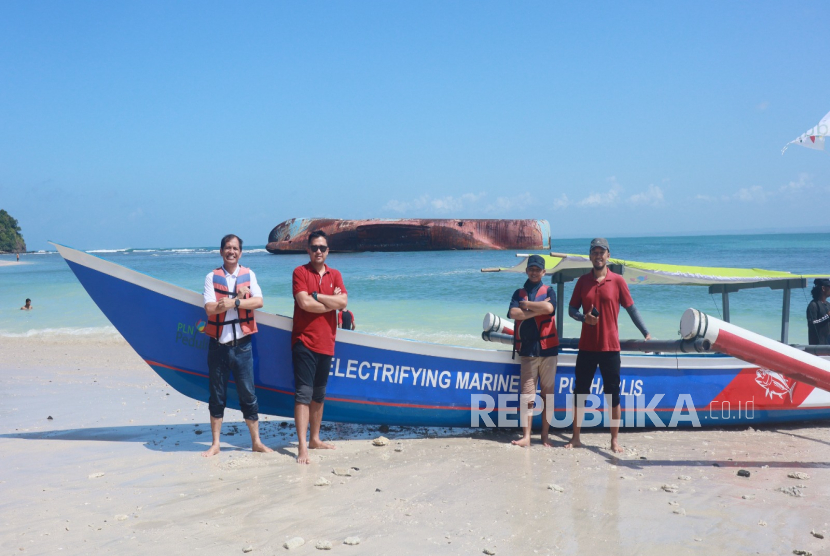 PLN Pusharlis meluncurkan program Electrifying Marine di Desa Pananjung, Kabupaten Pangandaran. 