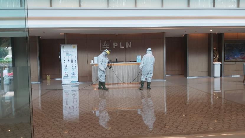 PLN terus berkomitmen dan meningkatkan kewaspadaan terhadap wabah virus Corona atau Covid-19. Guna memutus penyebaran Covid-19, PLN melakukan penyemprotan disinfektan di sekitar lingkungan kantor PLN Pusat, Jakarta.