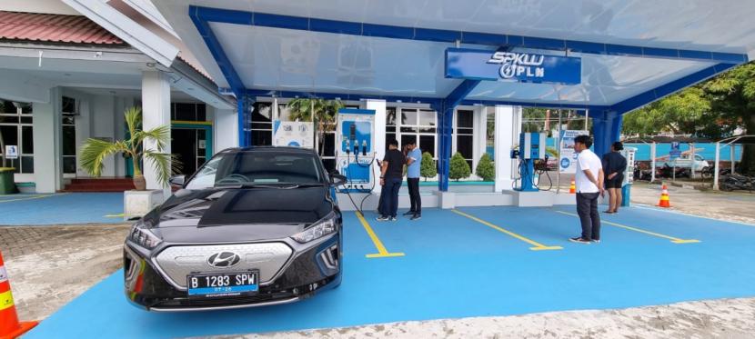 PLN terus mengakselerasi tumbuhnya ekosistem kendaraan listrik di Indonesia. Tak hanya di Pulau Jawa, PLN terus menambah Stasiun Pengisian Kendaraan Listrik Umum (SPKLU). Terbaru, PLN menambah satu SPKLU di Kalimantan Tengah dan Sulawesi Selatan.