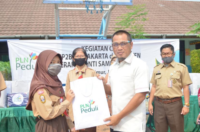 PLN UIP2B-UP2B DKI Jakarta dan Banten menyalurkan bantuan kegiatan Corporate Social Responsibilty (CSR) dengan tema “Gerakan Anti Sampah Plastik” di SMPN 50 Jakarta Timur, Kamis (30/7). Kegiatan tersebut diisi dengan sosialisasi tentang “Manfaat dan Bahaya Listrik” yang disambut dengan baik pihak sekolah SMP Negeri 50 Jakarta.