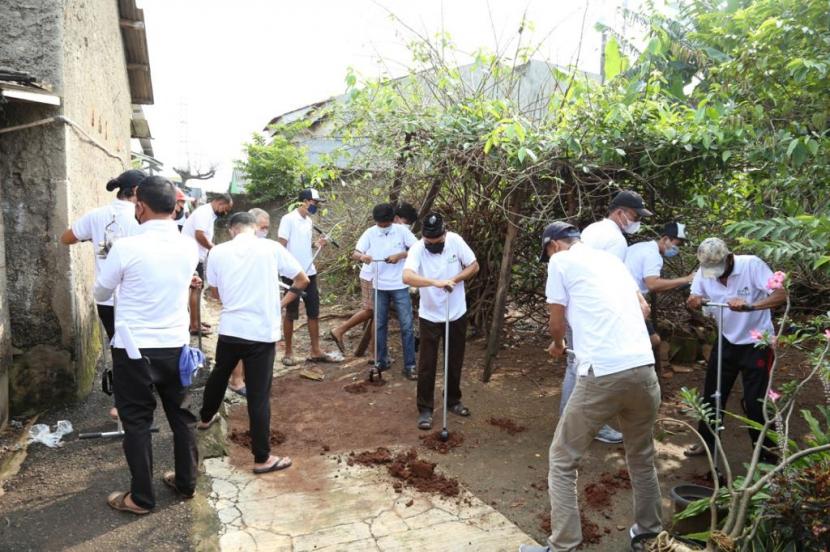 PLN Unit Induk Pusat Pengatur Beban Jawa, Madura, dan Bali (PLN UIP2B) membantu membuat 400 sumur resapan atau lubang biopori di lingkungan RW 07, Kelurahan Krukut, Kecamatan Limo, Kota Depok, Sabtu (8/5). 