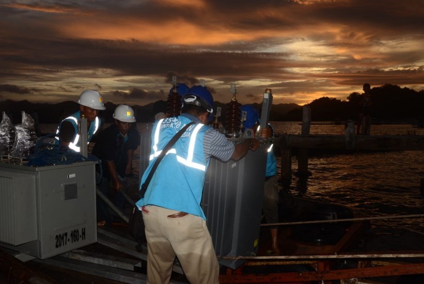 PLN Wilayah NTB mengoperasikan kabel laut dan penyalaan listrik serentak di Gili Gede, Kabupaten Lombok Barat, NTB, Kamis (14/6).