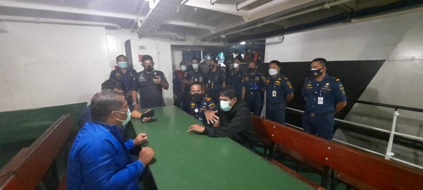 PLP Tanjung Uban membantu penyelamatan tiga orang penumpang boat pancung yang tenggelam di perairan Pulau Putri, Batam pada Ahad (14/3) malam.