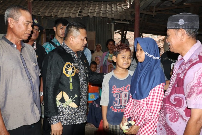 Plt Bupati Indramayu Supendi, mengunjungi rumah korban tsunami Banten, di Desa Tugu Kidul, Kecamatan Sliyeg. Tampak Astin dan Pandu yang menjadi yatim piatu karena kehilangan ibu kandung mereka, Rami (38), yang tewas akibat dihempas ganasnya tsunami Selat Sunda.