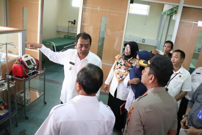 Plt Bupati Indramayu, Taufik Hidayat bersama unsur Forkopimda meninjau langsung kesiapan RSUD Indramayu yang ditunjuk menjadi salah satu rumah sakit rujukan kasus Corona di Jawa Barat, Rabu (4/3).(Dok Diskominfo Indramayu)