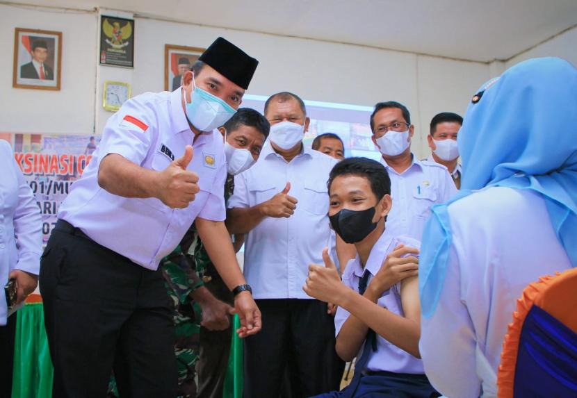 Plt Bupati Muba Beni Hernedi meninjau langsung pelaksanaan Serbuan Vaksinasi Covid-19 dalam Rangka Hari Pahlawan yang menyasar kepada para Pelajar Sekolah tingkat SMP. 