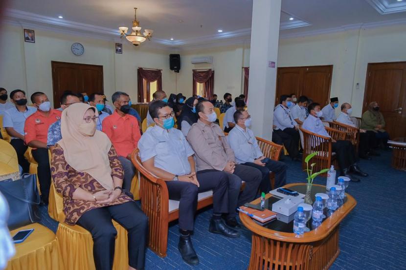 Plt Bupati Muba Beni Hernedi saat membuka acara workshop pengendalian karhutla dan Kawasan Gambut, serta Diseminasi Pembelajaran Pelibatan Masyarakat dalam Pencegahan Karhutlah dan Rehabilitasi Lahan. Acara berlangsung di Grand Ranggonang Hotel Sekayu, Senin (20/12).