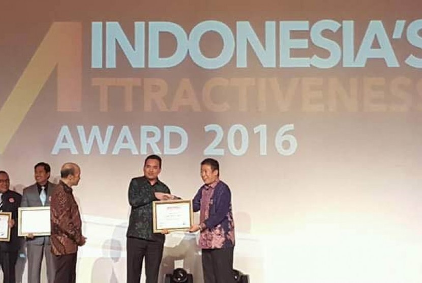  Plt Bupati Musi Banyuasin, Beni Hernedi, raih Indonesia Attractiveness Award 2016 kategori kabupaten potensial.