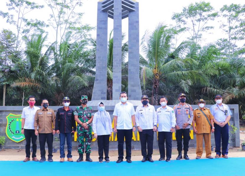 Plt Bupati Musi Banyuasin (Muba) Beni Hernedi meresmikan Tugu Caping (tudung tani), yang berdiri di sisi jalan TMMD, di Desa Sukajadi Kecamatan Lalan, Rabu (15/12). 