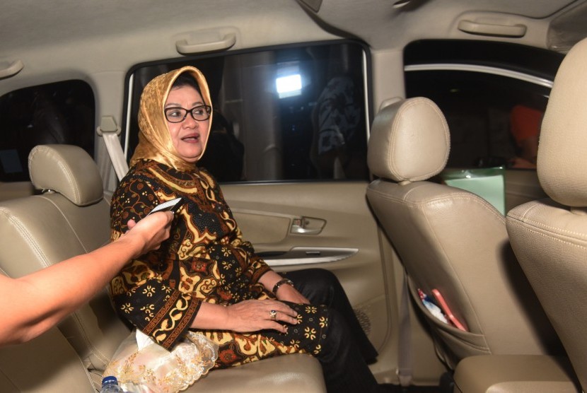 Plt Bupati Subang Imas Aryumningsih meninggalkan Gedung KPK usai menjalani pemeriksaan di Jakarta, Senin (20/6). 