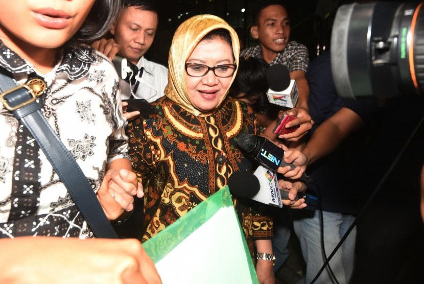 Plt Bupati Subang Imas Aryumningsih meninggalkan Gedung KPK usai menjalani pemeriksaan di Jakarta, Senin (20/6).
