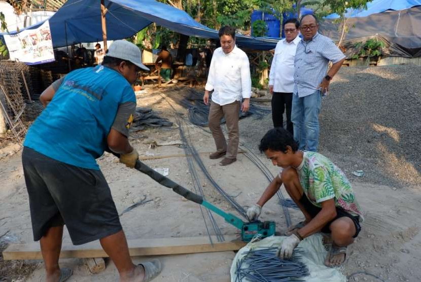 Plt. Deputi Bidang Koordinasi Dampak Bencana dan Kerawanan Sosial Kemenko PMK, Sonny Harry Harmadi, Rabu (10/10) meninjau langsung bengkel kerja aplikator dan RISHA yang sudah selesai dibangun.