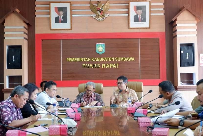 Plt Deputi Bidang Koordinasi Dampak Bencana dan Kerawanan Sosial Kemenko PMK, Sonny Harry Harmadi bertolak ke Sumbawa dan bertemu langsung dengan Bupati Sumbawa Husni Djibril untuk mendengarkan laporan terkini soal progres pembangunan hunian tetap pasca bencana NTB. 