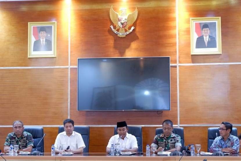 Plt Deputi Bidang Koordinasi Dampak Bencana dan Kerawanan Sosial Kemenko PMK, Sonny Harry Harmadi, dan Bupati Sumbawa Barat W Musyafirin beserta jajaran berdiskusi soal penanganan transisi darurat pasca bencana gempa bumi di Kantor Pemerintah Kabupaten Sumbawa Barat, NTB. 