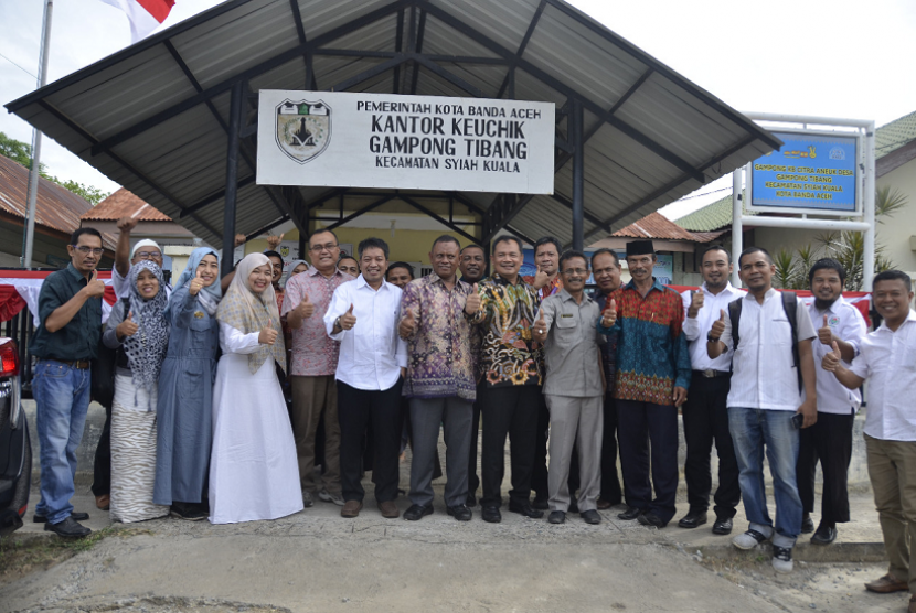  Plt Deputi Bidang Koordinasi Pemberdayaan Masyarakat, Desa dan Kawasan Kementerian Koordinator bidang Pembangunan Manusia dan Kebudayaan (Kemenko PMK), Sonny Harry B Harmadi, didampingi oleh Kepala Perwakilan BPKP Provinsi Aceh, Ichsan Fuady, Jumat (27/7) pagi, mengunjungi Gampong Tibang Kecamatan Syiah Kuala, Kota Banda Aceh.