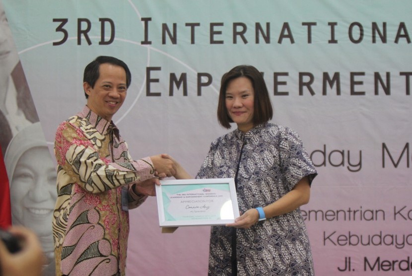 Plt Deputi Bidang Koordinasi Perlindungan Perempuan dan Anak Kementerian Koordinator PMK, Ghafur Dharmaputra memberikan sertifikat kepada Connie Ang selaku CEO Danone Specialized Nutrition Indonesia, Kamis (14/3).