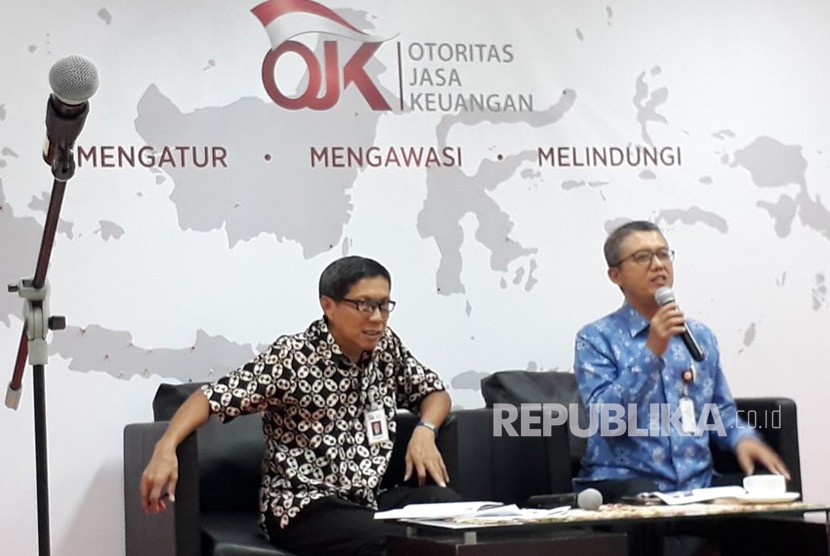 Plt Deputi Komisioner Pengawas IKNB 2 OJK Muhammad Ichsanuddin (kanan) memaparkan perkembangan terbaru asuransi tani, ternak, nelayan, dan budi daya udang dalam bincang pekanan OJK bersama media di Kantor OJK, Jumat (12/1).