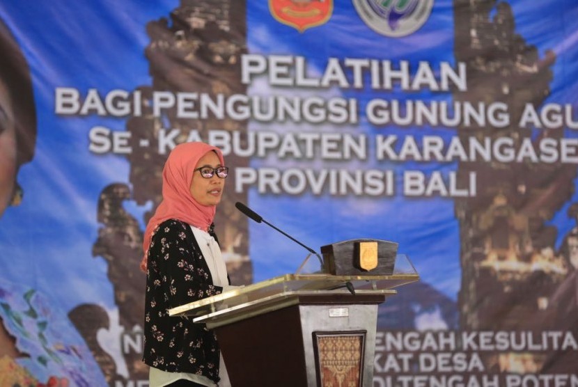 Plt. Direktorat Jenderal Pembangunan Kawasan Perdesaan (Ditjen PKP) Kemendes PDTT Harlina Sulistyorini membuka pelatihan bagi para pengungsi bencana erupsi Gunung Agung di Kecamatan Manggis, Kabupaten Karangasem, Bali, Rabu (25/7). 