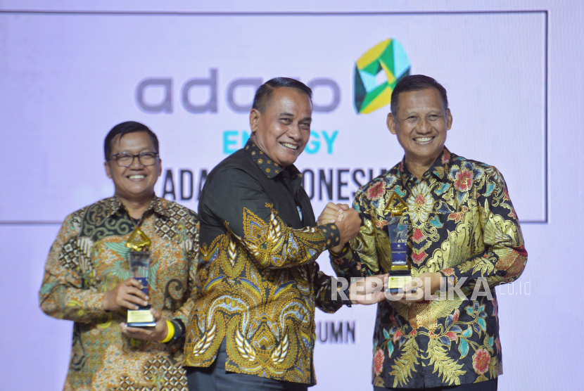 Plt Direktur Jenderal Minerba, Kementerian ESDM Bambang Suswantono (tengah) menyerahkan Penghargaan Subroto kepada Presiden Direktur PT Adaro Indonesia Priyadi (kanan) di Jakarta, Jumat (29/9/2023).