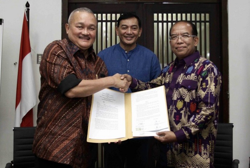 Plt Direktur LPDUK, Samsudin dan Gubernur Sumsel, Alex Noerdin saat menandatangani Perjanjian Dukungan Asian Games XVIII Tahun 2018 di Kantor INASGOC Jakarta Ahad (30/7), disaksikan langsung oleh Wakil Ketua  INASGOC, Sjafrie Sjamsoeddin.