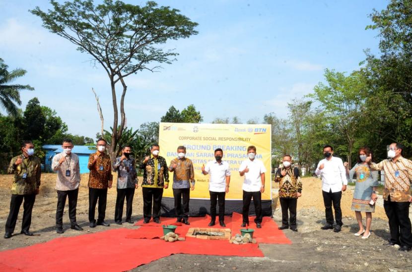 Plt. Direktur Utama Bank BTN Nixon LP Napitupulu bersama Rektor Universitas Sumatera Utara (USU) Muryanto Amin melakukan peletakan batu pertama pembangunan sarana dan prasarana sebagai tanda  revitalisasi pada beberapa fasilitas di USU, Sumatera Utara (24/2).