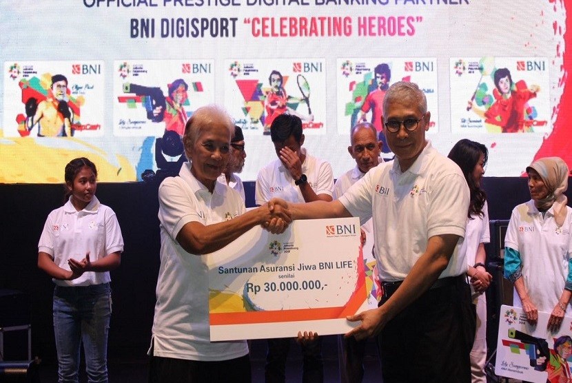 Plt Direktur Utama BNI Life Geger Maulana memberikan santunan asuransi BNI Life kepada salah satu atlet senior Indonesia, Kamis (30/11)