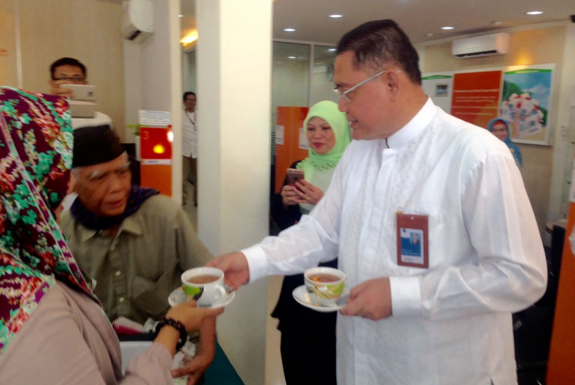 Plt. Direktur Utama BNI Syariah, Abdullah Firman Wibowo saat melayani nasabah di Hari Pelanggan Nasional, Senin (4/9).