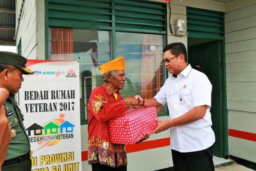 Plt Direktur Utama Semen Indonesia, Darmawan Junaidi, menyerahkan simbolik kepada salah satu penerima Program Bedah Rumah Veteran.