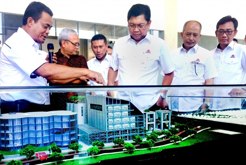 Plt Direktur Utama Semen Indonesia Darmawan Junaidi (tengah) saat peresmian gedung baru kampus UISI Gresik.
