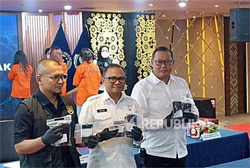 Plt Dirjen Imigrasi, Yuldi Yusman (tengah) dalam konferensi pers pada Selasa (16/12/2025).