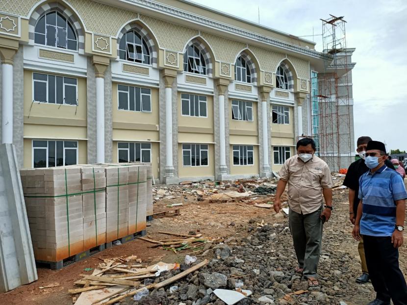 Plt Dirjen Penyelenggaran Haji dan Umrah Oman Fathurahman saat meninjau pembangunan asrama haji di Indramayu, Ahad (13/12). 