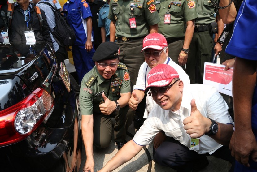 Plt. Dirut Pertamina Muhamad Husen dan Irjen TNI Letjen Syafril Mahyudin mengoperasikan SPBT Vi-Gas di Mabes TNI, Selasa (14/10).